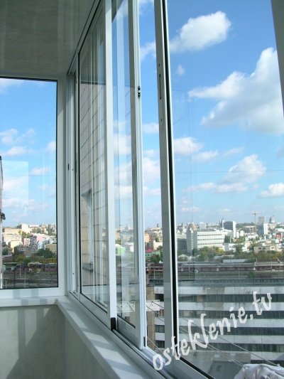 Раздвижные алюминиевые окна на балконе и лоджии