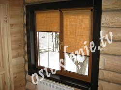 Рулонные шторы как интерьер к деревянным окнам